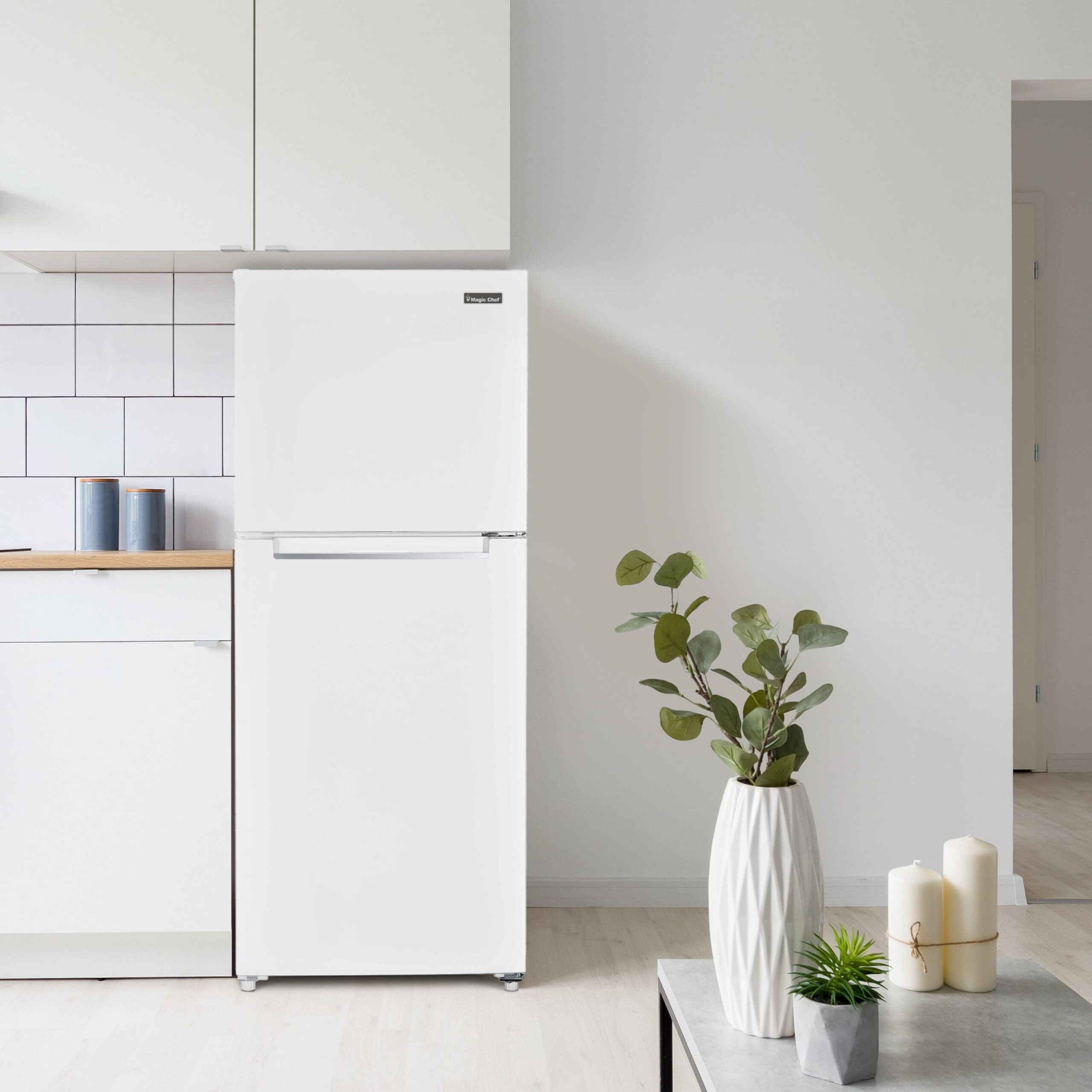Magic Chef 10.1 Cu Ft Top Freezer Refrigerator in White | Energy Star Qualified | 5 Year Warranty On Compressor | Adjustable Shelves  | Gallon Door Storage | In-Door Can Holder image 5